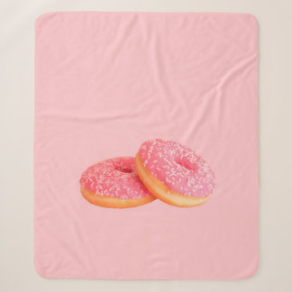 TWEE STRAWBERRY DOUGHNUTS MET SPRINKLES SHERPA DEKEN