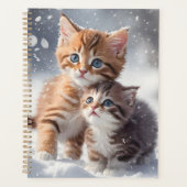 Twee Tabby Kittens Spelen in Sneeuwwinter Planner (Voorkant)