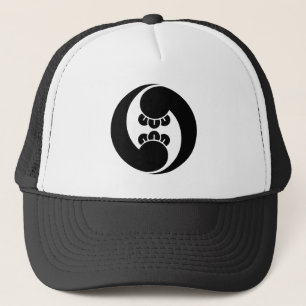 Twee tegen de klok in draaiende kruidnagelslingers trucker pet