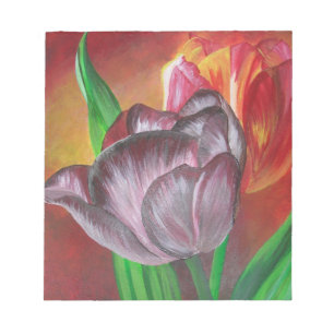 Twee tulpen tegen rode achtergrond notitieblok