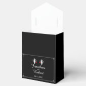Twee Tuxedos met Rode Rose Gay Bruiloft Favor Box Bedankdoosjes (Geopend)