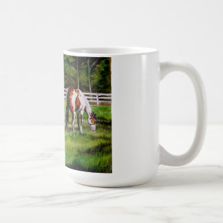 Twee verfpaarden grazen koffiemok