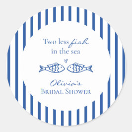 Twee vissen minder in de zee kust bruidsdouche ronde sticker