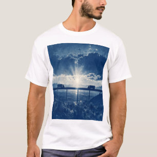 Twee vrachtwagens die elkaar passeren op een brug t-shirt