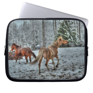 Twee vriendschappelijke Ranch Horses die op sneeuw Laptop Sleeve