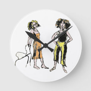 Twee vrouwen afgebeeld met krullend haar ronde klok