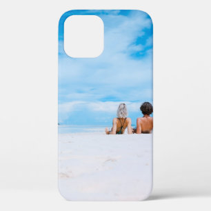 Twee vrouwen liggen op het witte zand onder het st iPhone 12 hoesje