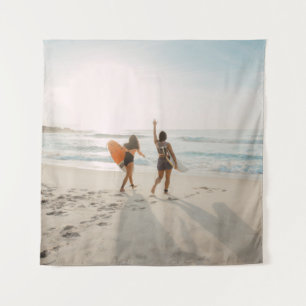 Twee vrouwen lopen naar de oceaan met surfen wandkleed