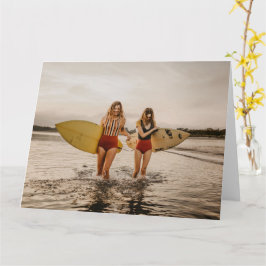 twee vrouwen met wenskaart op het surfbord kaart