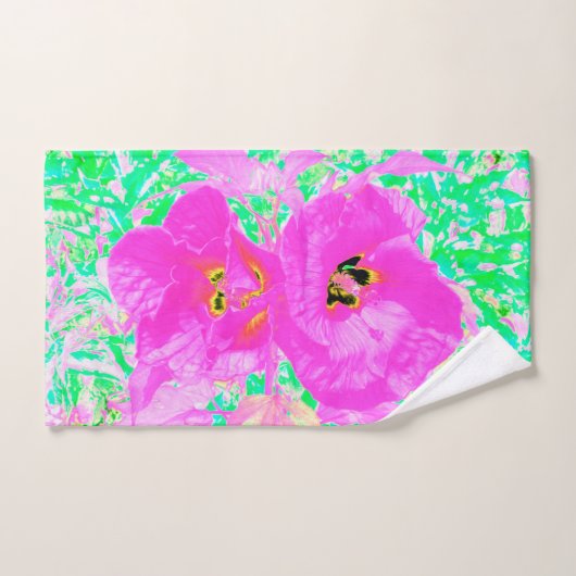 Twee warme roze plum Crazy Hibiscus op Lime Green Handdoek (Handdoek)