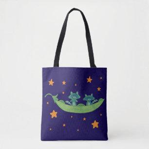 Twee wasberen in een erwtenpeul   Whimsical Folk A Draagtas