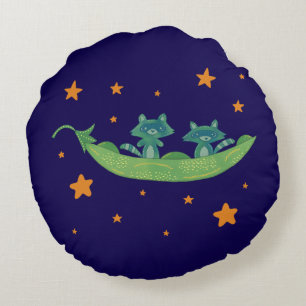 Twee wasberen in een erwtenpeul Whimsical Folk A Rond Kussen