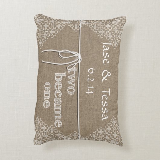 Twee werden één bruiloft accent kussen (Achterkant (Verticaal))