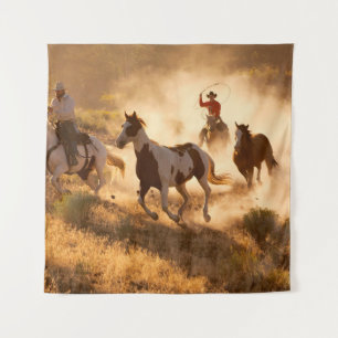 Twee westerne cowboys die paardrijden met een wild wandkleed