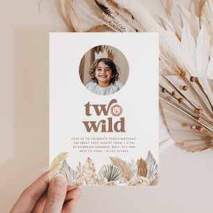 Twee wild neutrale ronde foto verjaardagsuitnodigi kaart