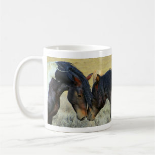 Twee wilde paarden die de Mok van de Knoop aanrake
