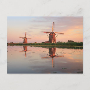 Twee windmolens met reflectie bij zonsondergang briefkaart