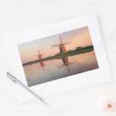 Twee windmolens met reflectie bij zonsondergang rechthoekige sticker (Envelop)