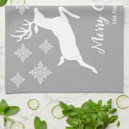 Twee witte deken op grijs met sneeuwvlokken en tek theedoek (Gevouwen)