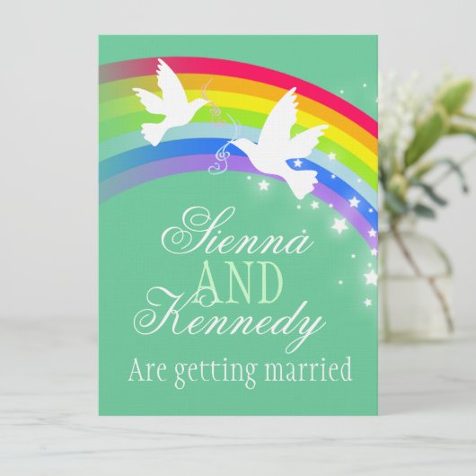 Twee witte duiven regenboog bruiloft groene kleur kaart (Staand voorkant)
