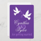Twee witte liefdesvogels paarse bruiloft uitnodige kaart (Voorkant / Achterkant)