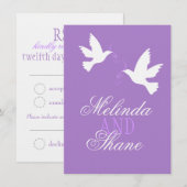 Twee witte liefdesvogels paarse formele trouw-RSVP Kaart (Voorkant / Achterkant)