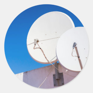 Twee witte satellietschotels op huismuur ronde sticker