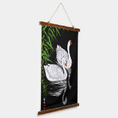 Twee witte swans op een pool -  Japans Hangend Wandkleed (Gebogen)