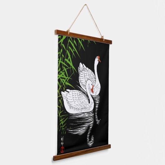 Twee witte swans op een pool -  Japans Hangend Wandkleed (Gebogen)