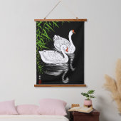Twee witte swans op een pool -  Japans Hangend Wandkleed (Slaapkamer)