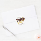 Twee Zoete 2de Verjaardag Donut Chocolade Script   Ronde Sticker (Envelop)