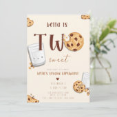 Twee zoete chocoladekoekjes en melk nodigen uit kaart (Staand voorkant)