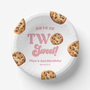 Twee zoete koekjes en melk 2e verjaardagsfeest papieren kommen