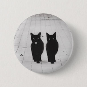 Twee zwarte kattenknoppen ronde button 5,7 cm