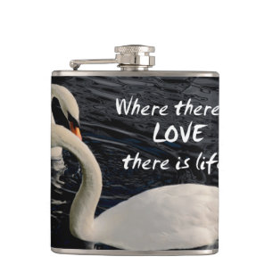 Twee zwemmen op het meer heupfles