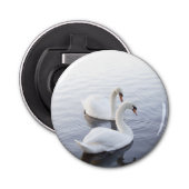 Twee zwemmen op het Tranquil Lake Button Flesopener (Voorkant)