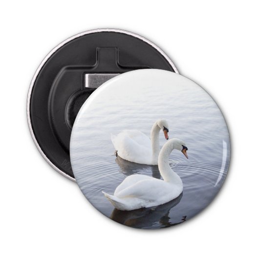 Twee zwemmen op het Tranquil Lake Button Flesopener (Voorkant)