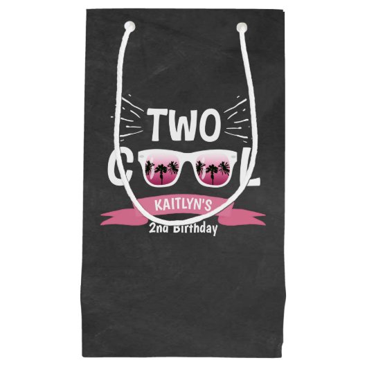 Tweede verjaardag van twee kool-meisjes klein cadeauzakje (Voorkant)