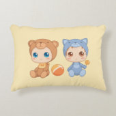 Tweeling babybeerjumpsuit op geel accent kussen (Voorkant)