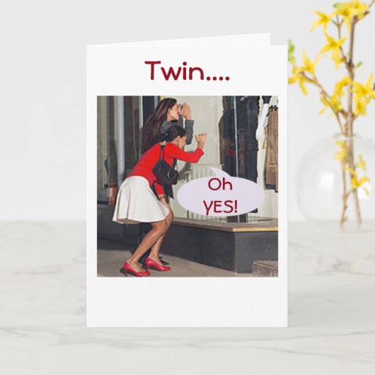 TWEELING ZEGT JA TEGEN DE KLEDING-VERJAARDAG WINKE KAART (Gele Bloem)