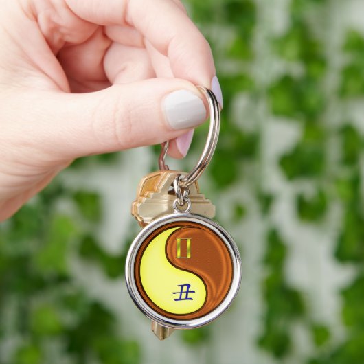 Tweelingen en houtossen sleutelhanger (Hand)