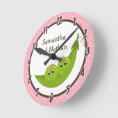 Tweelingerwten in een pod roze Polka gepersonalise Ronde Klok (Hoek)