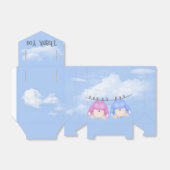 Tweelingjongen en meisje die aan waslijn hangen bedankdoosjes (Uitgevouwen)