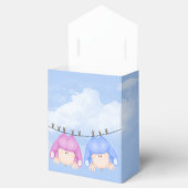 Tweelingjongen en meisje die aan waslijn hangen bedankdoosjes (Geopend)