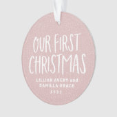 Tweemaal in eerste kerstmis schattige roze geperso ornament (voorkant)