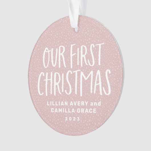 Tweemaal in eerste kerstmis schattige roze geperso ornament (voorkant)