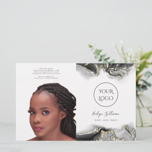 Tweevoudig brochure voor zwart marmerontwerp (Staand voorkant)