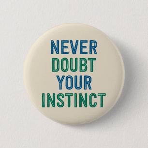 Twijfel nooit aan je instinct. ronde button 5,7 cm