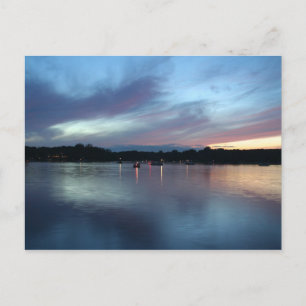 Twilight op het Briefkaart van het meer