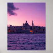 Twilight Serenity Over Valletta – een tijdloze med Poster (Voorkant)